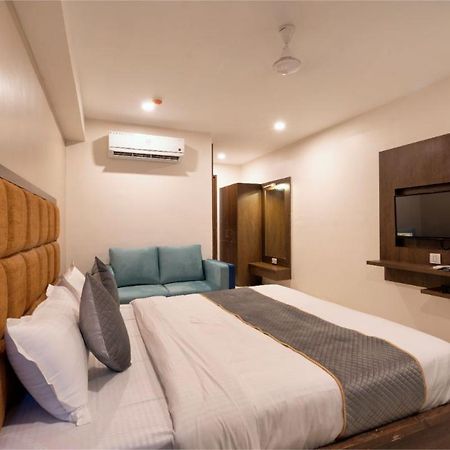Hotel Royal 24 Ahmedabad Bagian luar foto