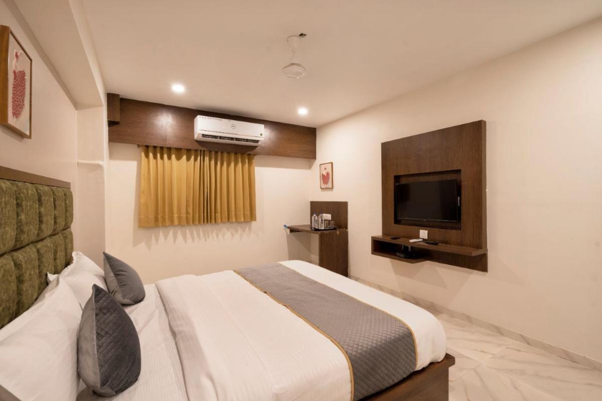 Hotel Royal 24 Ahmedabad Bagian luar foto