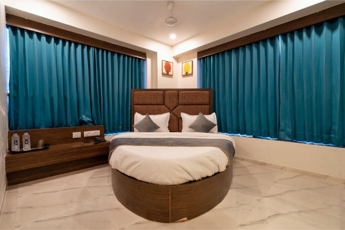 Hotel Royal 24 Ahmedabad Bagian luar foto