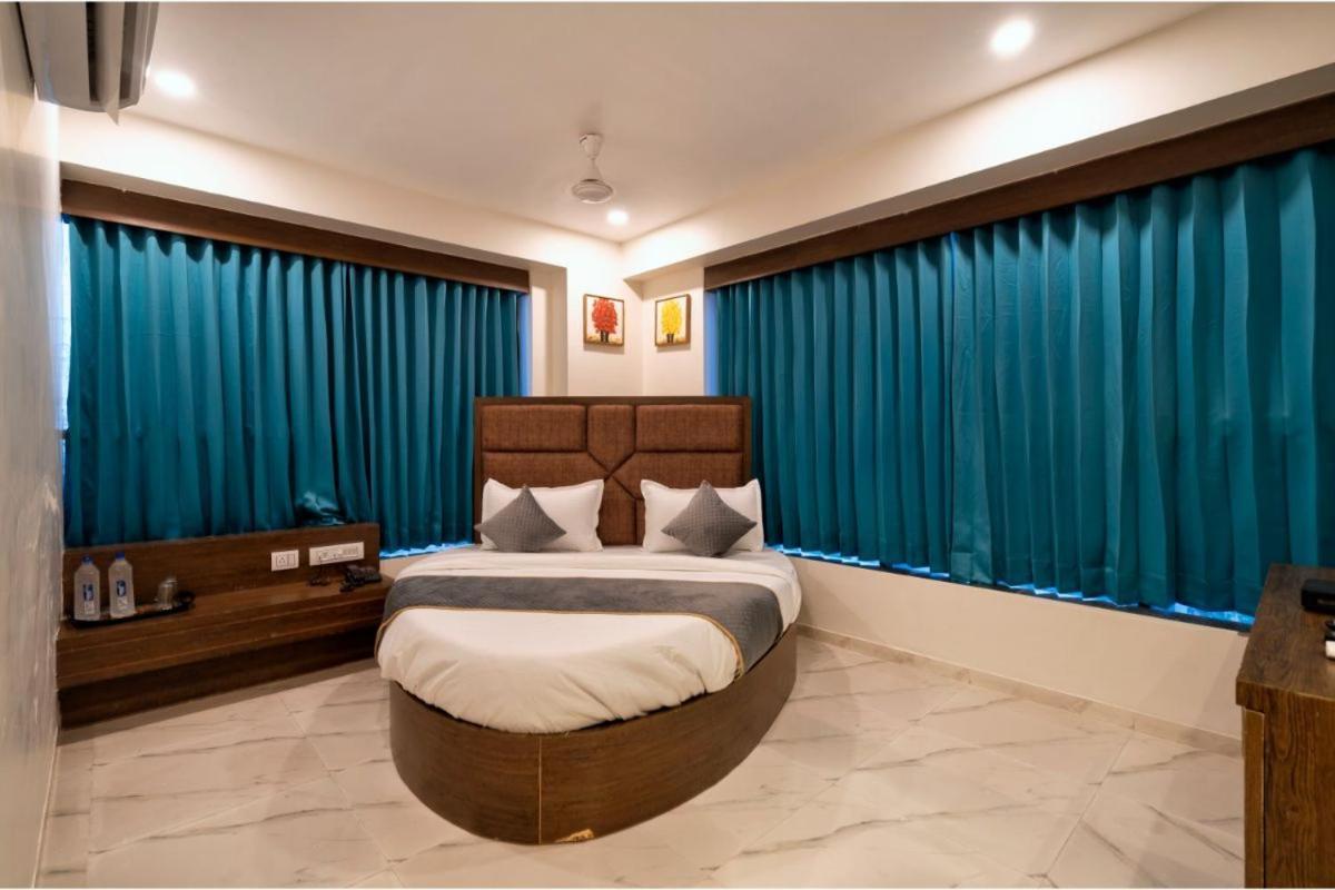 Hotel Royal 24 Ahmedabad Bagian luar foto