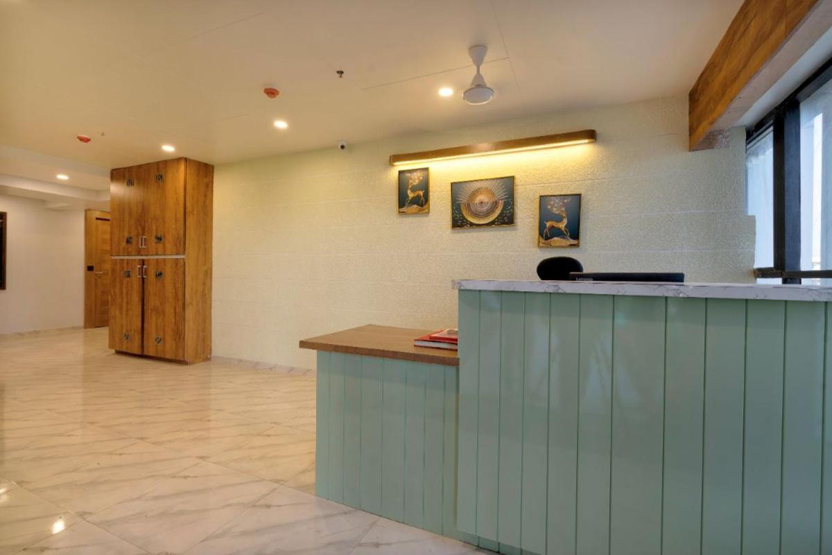 Hotel Royal 24 Ahmedabad Bagian luar foto