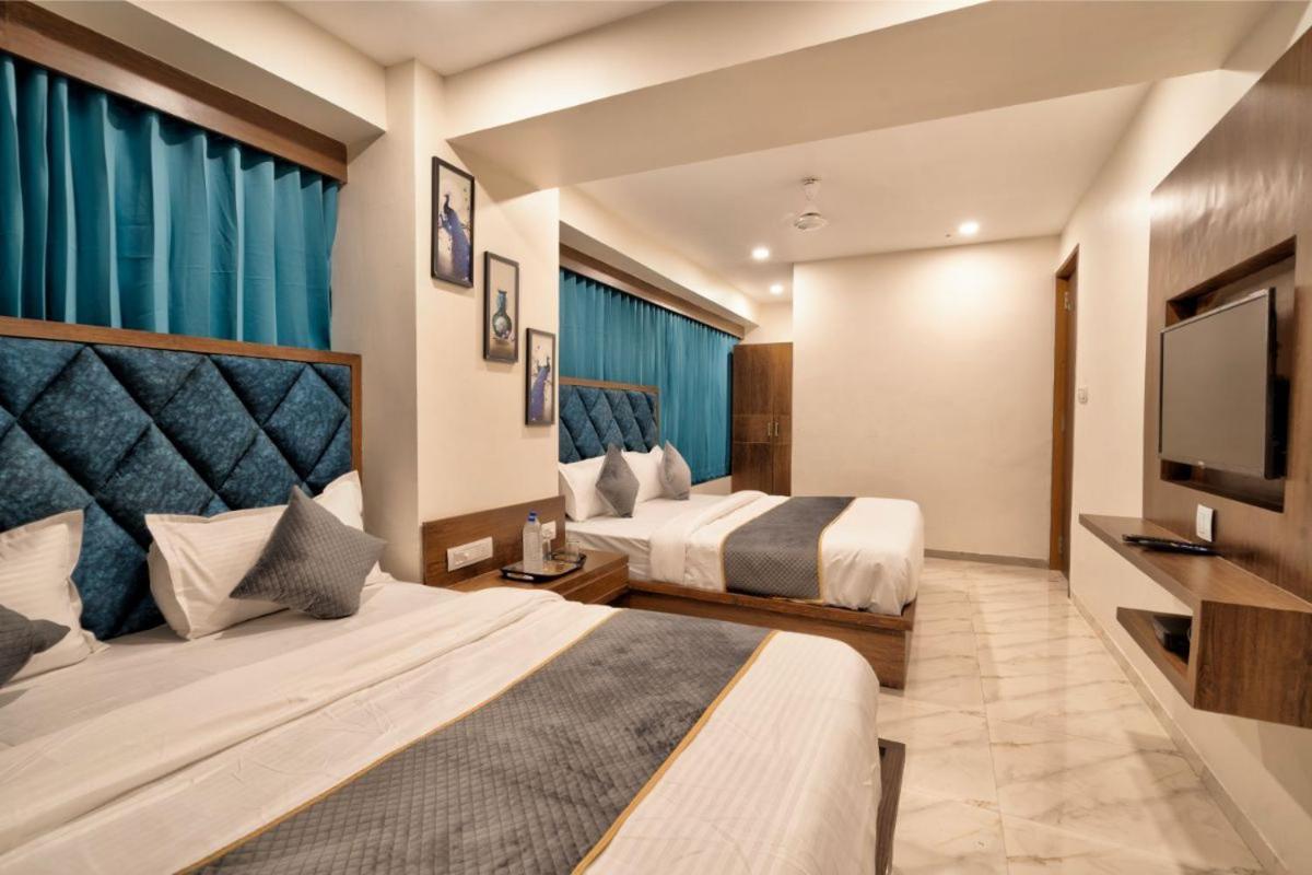 Hotel Royal 24 Ahmedabad Bagian luar foto