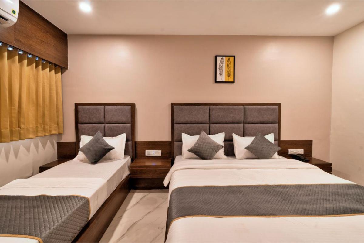 Hotel Royal 24 Ahmedabad Bagian luar foto