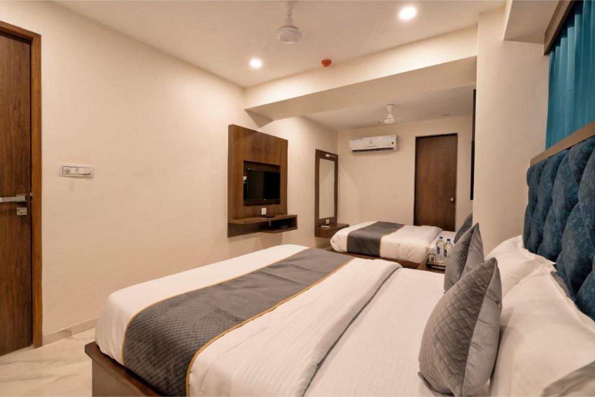 Hotel Royal 24 Ahmedabad Bagian luar foto