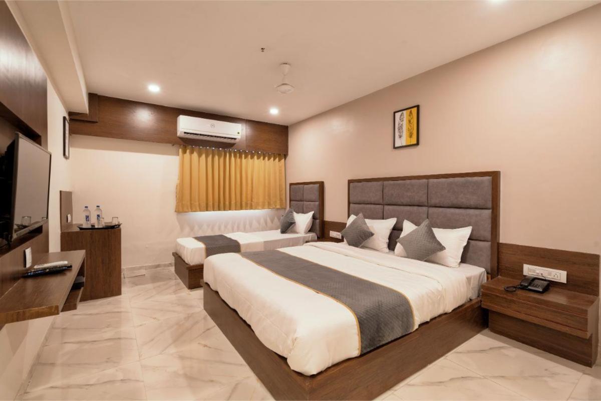 Hotel Royal 24 Ahmedabad Bagian luar foto