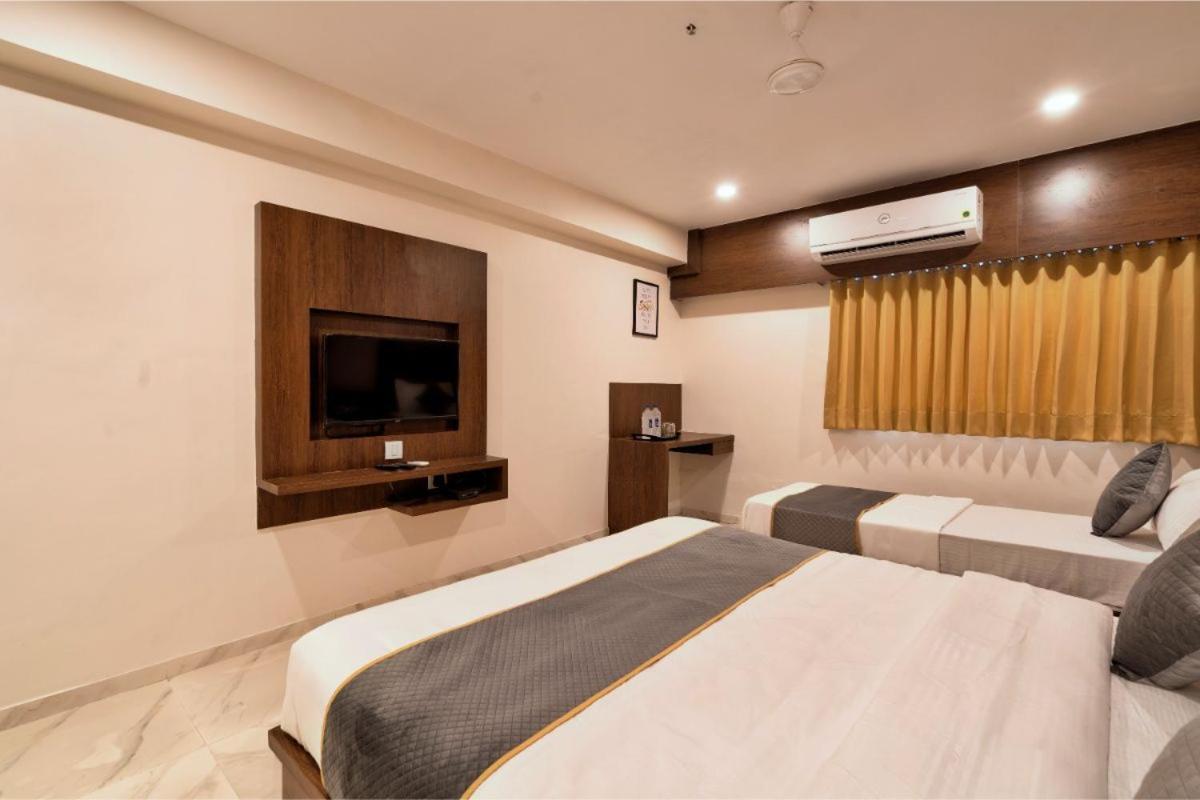 Hotel Royal 24 Ahmedabad Bagian luar foto