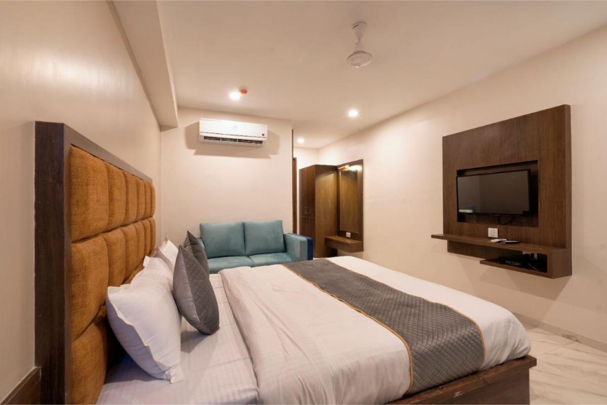 Hotel Royal 24 Ahmedabad Bagian luar foto