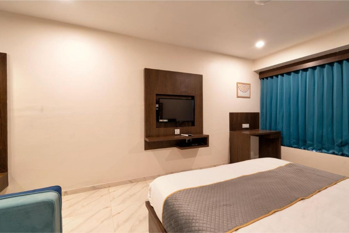 Hotel Royal 24 Ahmedabad Bagian luar foto